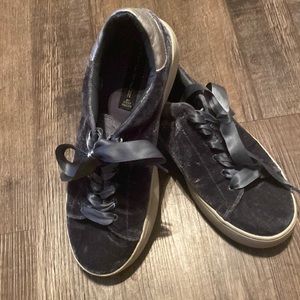 Steven by Steve Madden blue velvet sneakers size 8